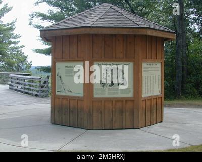 River Road Scenic Byway - Iargo Springs Kiosk. Questi segni interpretativi a Iargo Springs raccontano la storia culturale e naturale della zona. Un'esposizione pittorica dell'area della sorgente offre a coloro che non possono scendere dalla scala l'opportunità di condividere l'esperienza attraverso le fotografie. Ubicazione: Largo Springs, Michigan Foto Stock