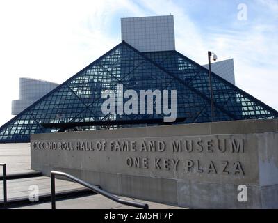 Ohio & Erie Canalway - Rock and Roll Hall of Fame and Museum. Progettato da I.M. PEI, la Rock Hall è impressionante come le mostre all'interno. La sua forma piramidale in vetro e acciaio è affiancata da pareti bianche rettangolari. Località: Cleveland, Ohio (41,509° N 81,695° W) Foto Stock