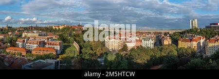 Veduta aerea panoramica di Praga con il Ponte di Nusle - Praga, Repubblica Ceca Foto Stock