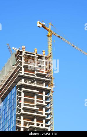 Costruzione Crane e l'edificio in costruzione con cielo blu sullo sfondo Foto Stock