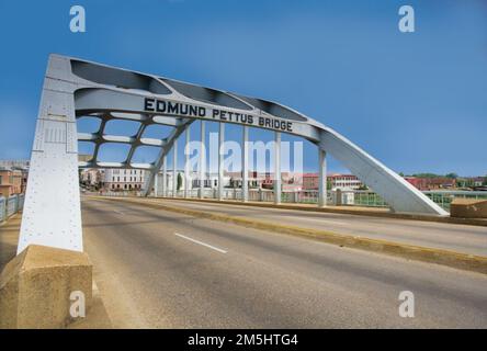 SelmaCivilRightsEdmundPettusBridgeTowardDowntown. Il nome del ponte Edmund Pettus mette in evidenza una trave d'acciaio che attraversa un'autostrada a quattro corsie. Location: Italy Foto Stock