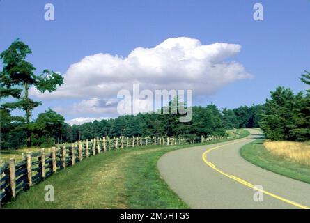 Blue Ridge Parkway - Spalato Rail Fences lungo il Parkway. Le recinzioni della ferrovia divisa e le nuvole bianche soffocanti donano un fascino rustico al parkway. Location: Italy (36,798° N 80,386° W) Foto Stock