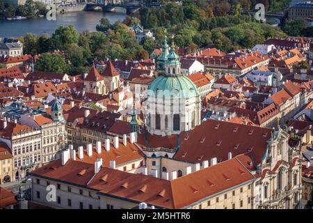 Vista aerea di St. Chiesa di Nicholas a Mala Strana - Praga, Repubblica Ceca Foto Stock