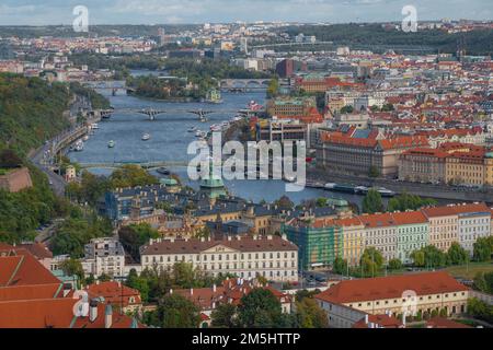 Veduta aerea del fiume Moldava e dei ponti di Praga - Praga, Repubblica Ceca Foto Stock