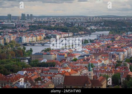 Veduta aerea del fiume Moldava e dei ponti di Praga - Praga, Repubblica Ceca Foto Stock