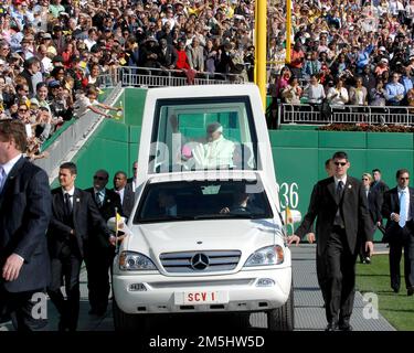 Washington, Stati Uniti d'America. 17th Apr, 2008. Washington, DC - 17 aprile 2008 -- Papa Benedetto XVI si è rivolto alla folla mentre arriva al Popemobile al Nationals Park per celebrare la Messa a Washington, DC giovedì 17 aprile 2008. Questo è il primo evento non di baseball nel parco, che ha aperto il 31 marzo. Credito: Ron Sachs/CNP/Sipa USA.(RESTRIZIONE: NON sono disponibili quotidiani o quotidiani di New York o New Jersey entro un raggio di 75 km da New York City) credito: Sipa USA/Alamy Live News Foto Stock