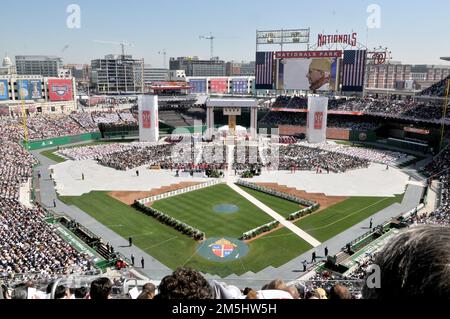 Washington, Stati Uniti d'America. 17th Apr, 2008. Washington, DC - 17 aprile 2008 -- ampia veduta del Parco Nazionale mentre Papa Benedetto XVI celebra la Messa a Washington, DC giovedì 17 aprile 2008. Questo è il primo evento non di baseball nel parco, che ha aperto il 31 marzo. Credito: Ron Sachs/CNP/Sipa USA.(RESTRIZIONE: NON sono disponibili quotidiani o quotidiani di New York o New Jersey entro un raggio di 75 km da New York City) credito: Sipa USA/Alamy Live News Foto Stock