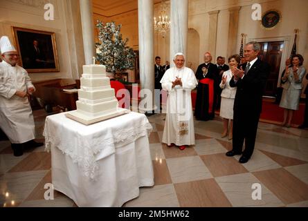 Washington, Stati Uniti d'America. 16th Apr, 2008. Il presidente degli Stati Uniti George W. Bush e la signora Laura Bush hanno guidato la celebrazione del 81st° compleanno di Papa Benedetto XVI, mentre ha presentato una torta dallo chef della Casa Bianca Bill Yosses mercoledì 16 aprile 2008 alla Casa Bianca. Foto della Casa Bianca di Eric Draper. Credit: Sipa USA/Alamy Live News Foto Stock