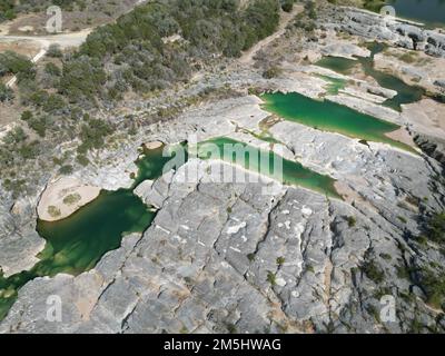 Una vista da droni del Pedernales Falls state Park in una giornata di sole in Texas Foto Stock