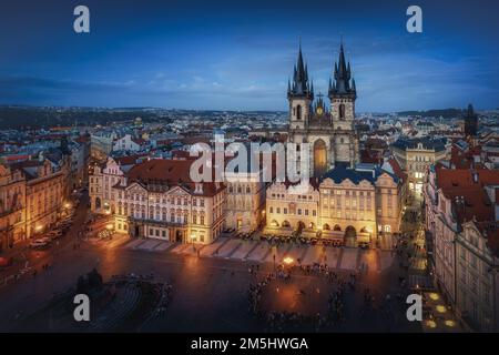 Veduta aerea della Piazza della Città Vecchia con la Chiesa di Tyn di notte - Praga, Repubblica Ceca Foto Stock