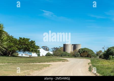 Struisbaai, Sud Africa - 22 settembre 2022: Silos e fienili a Prinskraal accanto alla strada tra Arniston e Struisbaai nella Provincia del Capo Occidentale Foto Stock