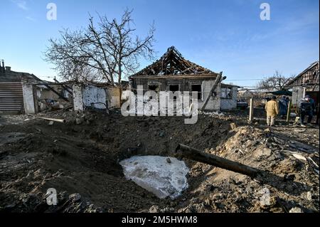 STEPNE, UCRAINA - 29 DICEMBRE 2022 - Una casa distrutta viene vista dopo un attacco missilistico russo S-300 al villaggio di Stepne, nella regione di Zaporizhzhia, a sud-est Foto Stock