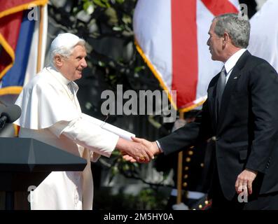 Papa Benedetto XVI, a sinistra, scuote le mani con il Presidente degli Stati Uniti George W. Bush, a destra, concludendo la cerimonia di benvenuto in onore del Pontefice presso la Casa Bianca di Washington, D.C. mercoledì 16 aprile 2008. Credito: Ron Sachs / CNP.(RESTRIZIONE: NON sono disponibili quotidiani o quotidiani di New York o New Jersey entro un raggio di 75 km circa da New York City) Foto Stock