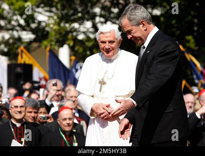 Papa Benedetto XVI, a sinistra, cammina con il Presidente degli Stati Uniti George W. Bush, a destra, durante una cerimonia di arrivo in suo onore ospitata dal Presidente degli Stati Uniti George W. Bush e dalla prima signora Laura Bush sul prato meridionale della Casa Bianca, Washington DC, USA mercoledì 16 aprile 2008. Il Papa, che oggi celebra il suo 81st° compleanno, è in visita di sei giorni negli Stati Uniti Credito: Aude Guerrucci / piscina via CNP Foto Stock