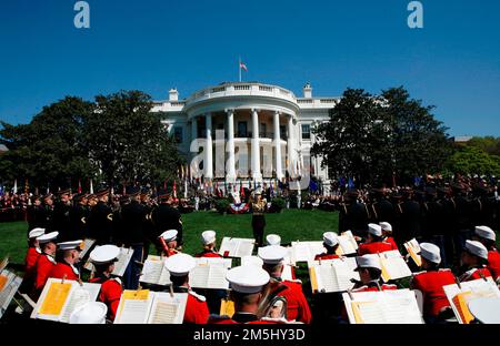 La Marine Band si esibisce alla cerimonia di arrivo organizzata dal Presidente degli Stati Uniti George W. Bush e dalla prima signora Laura Bush in onore di Papa Benedetto XVI, nel prato meridionale della Casa Bianca, Washington DC, 16 aprile 2008. Credito: Aude Guerrucci / piscina via CNP Foto Stock