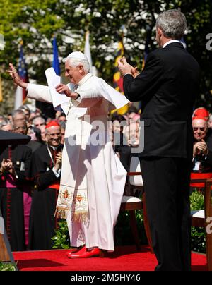 Il Presidente degli Stati Uniti George W. Bush applaude Papa Benedetto XVI dopo che gli spettatori hanno cantato buon compleanno durante una cerimonia di arrivo in onore del Pontefice ospitato dal Presidente degli Stati Uniti George W. Bush e dalla prima signora Laura Bush sul prato meridionale della Casa Bianca, Washington DC USA 16 aprile 2008. Nel corso della loro riunione dell'Ufficio ovale, il Papa Benedetto XVI dovrebbe affrontare temi quali la guerra in Iraq e l'immigrazione. Credito: Aude Guerrucci / piscina via CNP Foto Stock