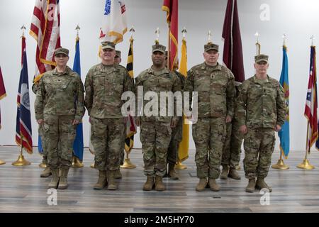 Gen. Ronald P. Clark (centro), comandante generale, Stati Uniti Army Central (centro), col. Kathleen A. Clary (estrema sinistra), comandante, 3rd Medical Command (Deployment Support) (Forward), Command Sgt. Major Robert Stirling (estrema destra), Senior Enlisted ADVISOR, 3rd MCDS (FWD), E il Colonnello Neil T. Roeder (centro a sinistra) e il comando Sgt. Maj. Paul L. Fulmer (centro a destra), ex team di comando, 3rd MCDS (FWD), dopo la cerimonia di cambio di comando e responsabilità del 3rd MCDS a Camp Arifjan, Kuwait, 18 marzo 2022. Foto Stock