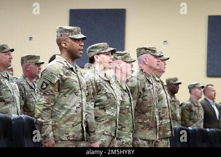 (Da sinistra a destra) il Gen. Ronald P. Clark, comandante generale, Stati Uniti Army Central, col. Kathleen A. Clary, comandante, 3rd Medical Command (Deployment Support) (Forward), Command Sgt. Major Robert Stirling, Senior Enlisted Advisor, 3rd MCDS (FWD), E il Colonnello Neil T. Roeder e il comando Sgt. Paul L. Fulmer, ex team di comando, 3rd MCDS (FWD), cantano la canzone dell'esercito alla conclusione della cerimonia di cambio di comando e di responsabilità del 3rd a Camp Arifjan, Kuwait, 18 marzo 2022. Foto Stock