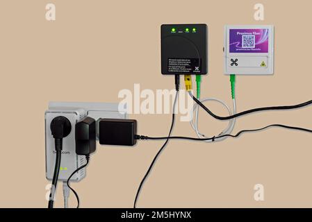 Operatore di telecomunicazioni belga Proximus Fiber installazione con box in fibra ottica, prese con adattatori CA e adattatore powerline homeplug per Internet wireless Foto Stock