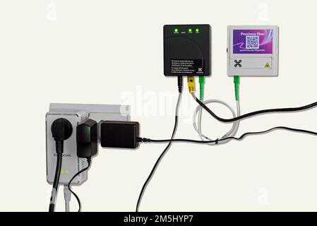 Operatore di telecomunicazioni belga Proximus Fiber installazione con box in fibra ottica, prese con adattatori CA e adattatore powerline homeplug per Internet wireless Foto Stock