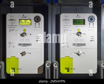 Due misuratori intelligenti fluvius Siconia T211 3-phase in dispositivi piani, elettronici che registrano il consumo di energia elettrica / informazioni di energia elettrica Foto Stock