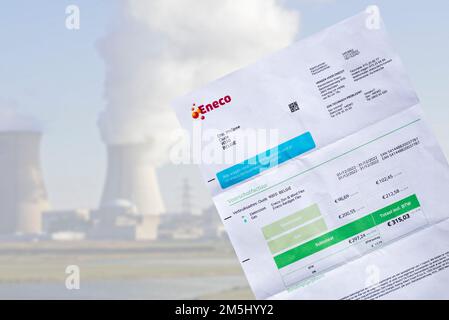 Fattura di Eneco, produttore e fornitore belga di gas naturale ed elettricità di fronte alla centrale nucleare di Doel in Belgio Foto Stock