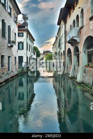 Treviso e Ponte Buranelli nel centro storico di Treviso sul canale del fiume Sile - città artistiche e storiche italiane da visitare Foto Stock