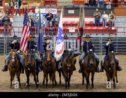 La Guardia a colori montata della Divisione Fanteria 1st pubblica i colori durante un evento a Salina, Kansas, il 18 marzo 2022. La Guardia a colori montata del Generale comandante pubblicò i colori all'Equifest durante l'inno Nazionale. Foto Stock