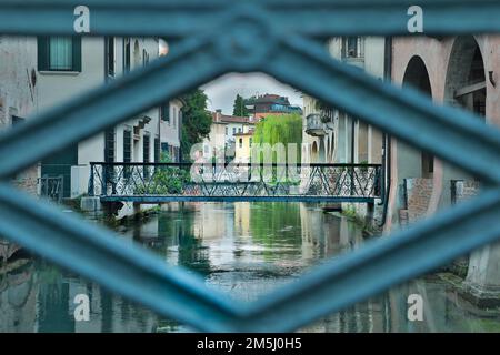 Treviso e Ponte Buranelli incorniciato sul canale del fiume Sile - centro storico della città artistica italiana da visitare Foto Stock