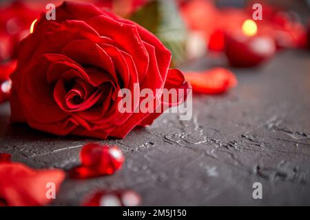 Red Rose, petali di fiori e candele, accessori di datazione, boxed doni, cuori, paillettes Foto Stock