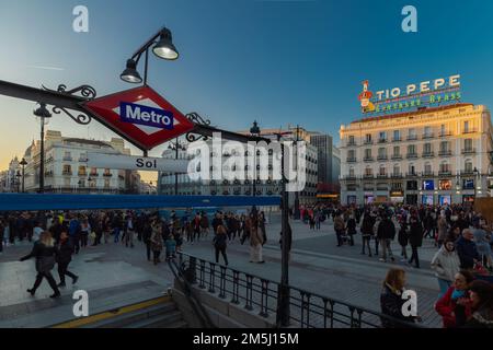 Puerta del Sol nel cuore di Madrid, con l'iconico commercio del vino Tio Pepe e l'ingresso alla stazione della metropolitana Sol. Foto Stock