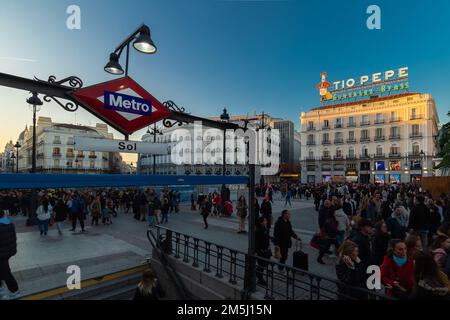 Puerta del Sol nel cuore di Madrid, con l'iconico commercio del vino Tio Pepe e l'ingresso alla stazione della metropolitana Sol. Foto Stock