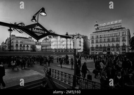 Puerta del Sol nel cuore di Madrid, con l'iconico commercio del vino Tio Pepe e l'ingresso alla stazione della metropolitana Sol. Foto Stock