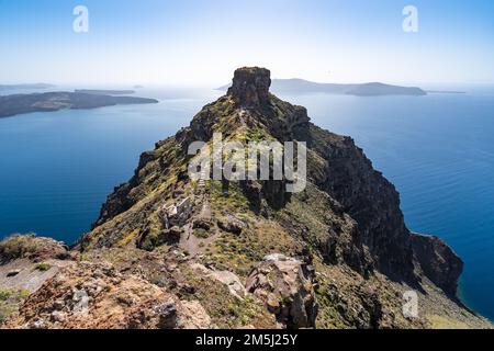 La roccia di Sakros, un promontorio roccioso che sporge verso l'azzurro del Mar Egeo a Santorini, in Grecia Foto Stock