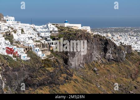 Il villaggio di Imerovigli visto da Skaros promontorio roccioso su una scogliera a Santorini, Grecia Foto Stock