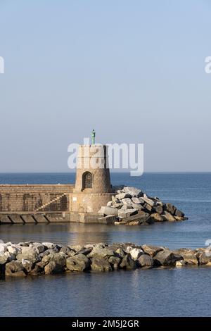 Vecchio piccolo faro e frangitori di onde di pietra di Recco in una giornata di sole estate. Il comune di Genova è un comune della Liguria di Genova, nella regione Liguria Foto Stock
