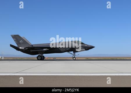 F-35C Lightning II arriva per un atterraggio a NAS Lemoore. Foto Stock