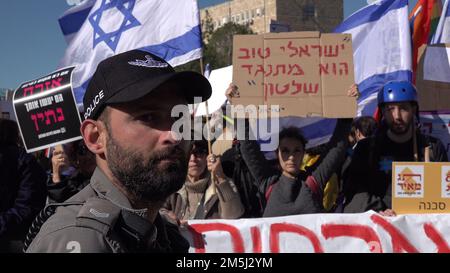 GERUSALEMME, ISRAELE - DICEMBRE 29: Una donna israeliana ha in mano un segno che recita "Un buon israeliano si oppone al governo” durante una manifestazione organizzata da attivisti di sinistra e di pace contro il governo entrante di Israele, guidata dal primo ministro designato Benjamin Netanyahu, di fronte al Parlamento israeliano il 29 dicembre 2022, a Gerusalemme, Israele. Il timore di centro-sinistra di Israele che il governo entrante di Netanyahu attuerà le leggi ebraiche e altri cambiamenti promessi dai politici religiosi e di estrema destra e metterà in pericolo la democrazia del paese. Credit: Eddie Gerald/Alamy Live News Foto Stock