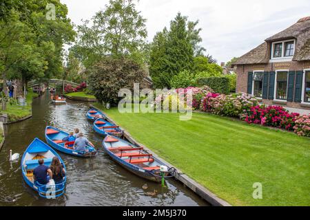 GIETHOORN, PAESI BASSI - AGOSTO 01 2017: Visitatori sconosciuti nel giro turistico in barca in un canale a Giethoorn. Le belle case e il giardinaggio Foto Stock