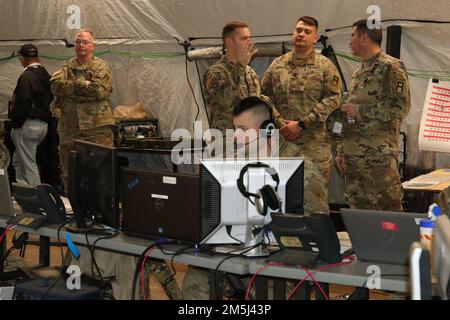 Allenatore/allenatore osservatore assegnato alla Brigata della Fanteria 157th, prima Divisione Esercito Est, osserva 38th somieri della Divisione Fanteria durante un esercizio di post-comando a Fort Campbell, Ky., 18 marzo 2022. I OC/T del primo esercito hanno osservato ogni fase del training per fornire consigli e feedback dottrinali durante l'esercizio e la revisione finale dopo l'azione. Foto Stock