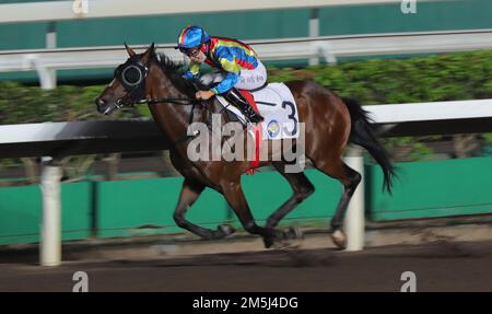 Gara 3, HAPPY FAT CAT (3), guidato da Jack Wong ho-nam, ha vinto la classe 5 su 1200m (tutti i circuiti meteo) a Sha Tin. 26OCT22 SCMP/Kenneth Chan. Foto Stock