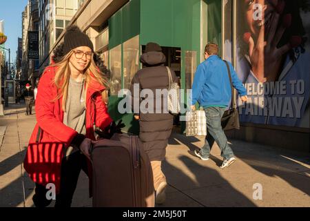 Schlepping il suo bagaglio a Chelsea a New York il martedì 20 dicembre 2022. (© Richard B. Levine) Foto Stock