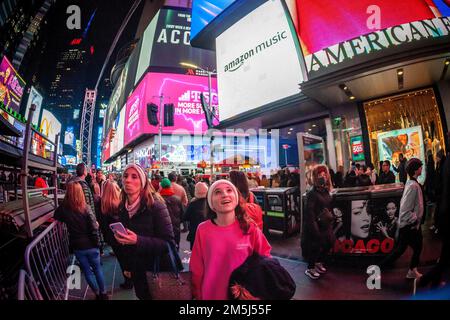 Migliaia di visitatori scendono a Times Square a New York mercoledì 28 dicembre 2022 mentre il quartiere si prepara per la festa di Capodanno. (© Richard B. Levine) Foto Stock