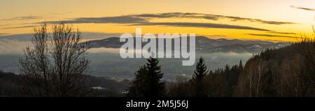 Panorama invernale al tramonto dei Monti Beskid nella Repubblica Ceca vicino alla cima delle montagne di Filippka Foto Stock