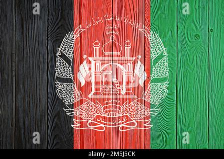 Bandiera dell'Afghanistan dipinta su vecchio sfondo di legno. Struttura in legno annodato naturale spazzolato. Sfondo di tessitura di legno bandiera dell'Afghanistan. Foto Stock