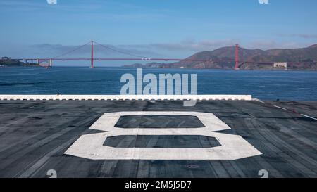 220318-N-TF178-1153 SAN FRANCISCO (18 marzo 2022) – la nave d'assalto anfibio USS Makin Island (LHD 8) transita nella baia di San Francisco, 18 marzo. Makin Island sta conducendo operazioni di routine nella U.S. 3rd Fleet. Foto Stock