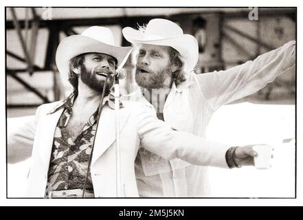 I Beach Boys al Jardine (l) e Mike Love (r) cantano sul palco a Central Park in un concerto all'aperto gratuito a cui hanno partecipato circa 100.000 fan. Sponsorizzato da WNEW radio & CBS Records e il 1 settembre 1977. Foto Stock