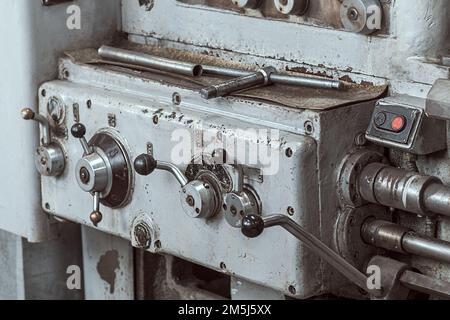 Tornio vecchio per lavorazione del metallo. Tipo di parti in metallo della macchina nel laboratorio di tornio in fabbrica. Contesto industriale. Apparecchiature industriali.. Foto Stock