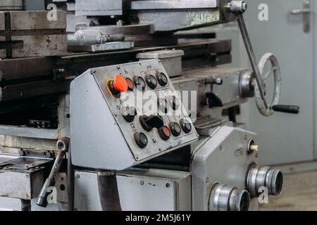 Tornio vecchio per lavorazione del metallo. Tipo di parti in metallo della macchina nel laboratorio di tornio in fabbrica. Contesto industriale. Apparecchiature industriali.. Foto Stock