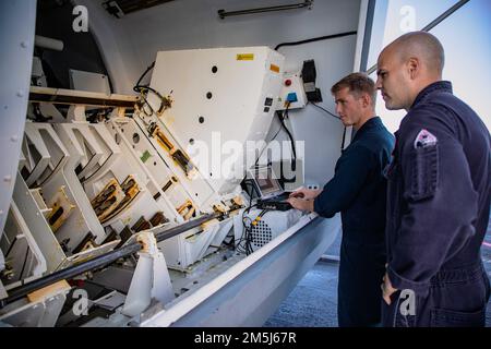 220318-N-GF955-1015 MAR DEI CARAIBI (18 marzo 2022) Gunner’s Mate 1st Class Frank Rivas e Gunner’s Mate 2nd Class Nicholas Sutton, assegnati alla nave da combattimento litoranea Freedom-Variant USS Billings (LCS 15), preparatevi a scaricare i round da una pistola Mark 110 57mm, 18 marzo 2022. Billings è dislocata nell'area operativa della flotta degli Stati Uniti 4th per sostenere la missione della Joint Interagency Task Force South, che include missioni contro il traffico illecito di droga nei Caraibi e nel Pacifico orientale. Foto Stock